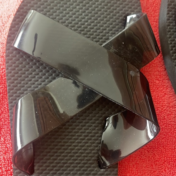 Old navy flip flops black with cross design - Picture 2 of 3